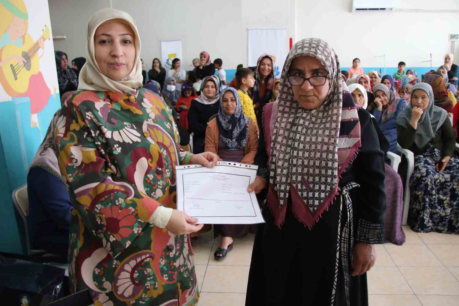 BAŞARILI KURSİYERLERE SERTİFİKALARI VERİLDİ