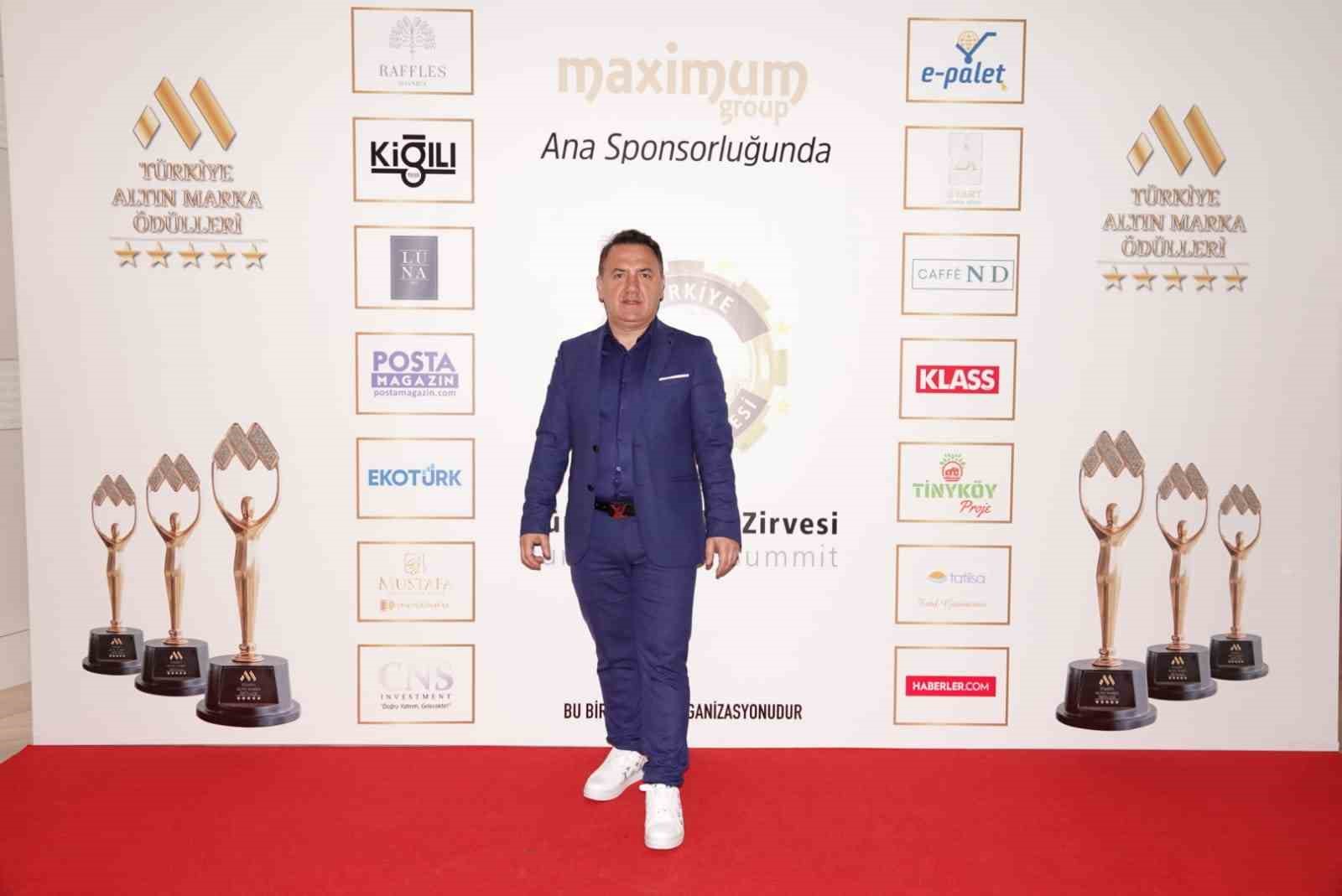 MUSTAFA BOZKURT, BİR HAFTADA 3 ÖDÜL BİRDEN ALDI.