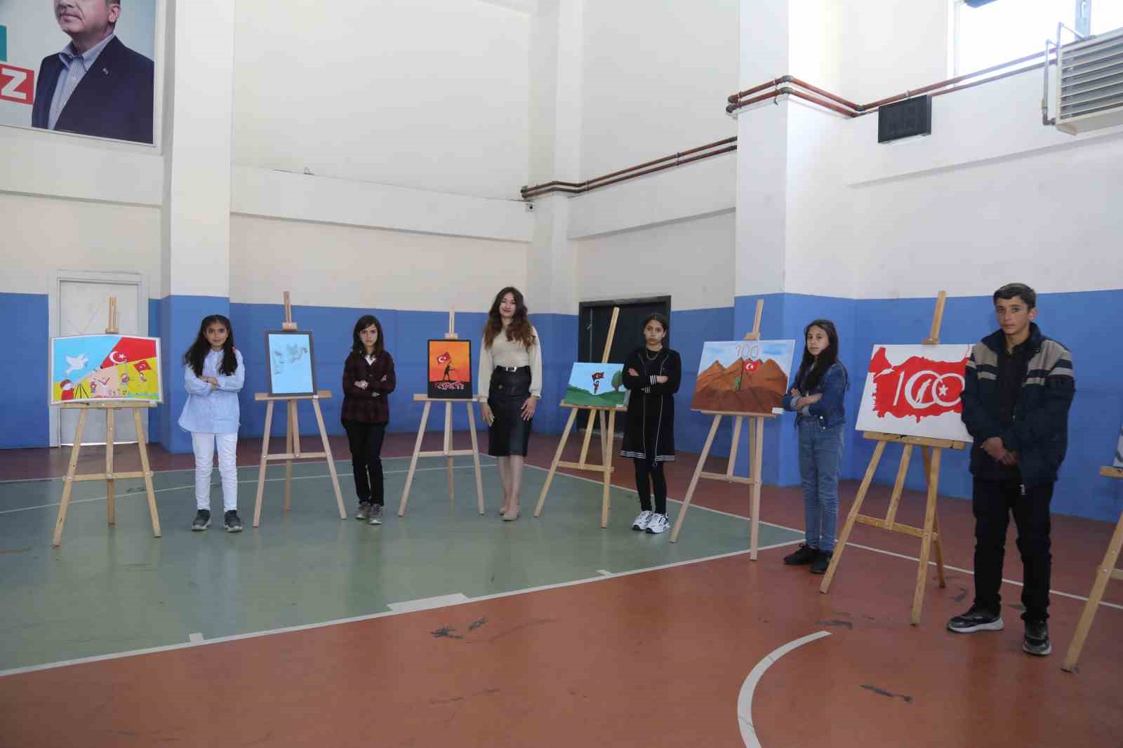 VAN’IN BAŞKALE İLÇESİNDE ÖĞRETMENLER VE ÖĞRENCİLER TARAFINDA HAZIRLANAN ‘CUMHURİYET'İN 100.