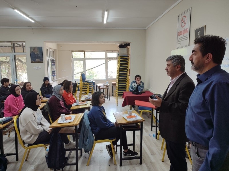 BAŞKAN AKÇADURAK ÜNİVERSİTEYE HAZIRLANAN GENÇLERİ ZİYARET ETTİ