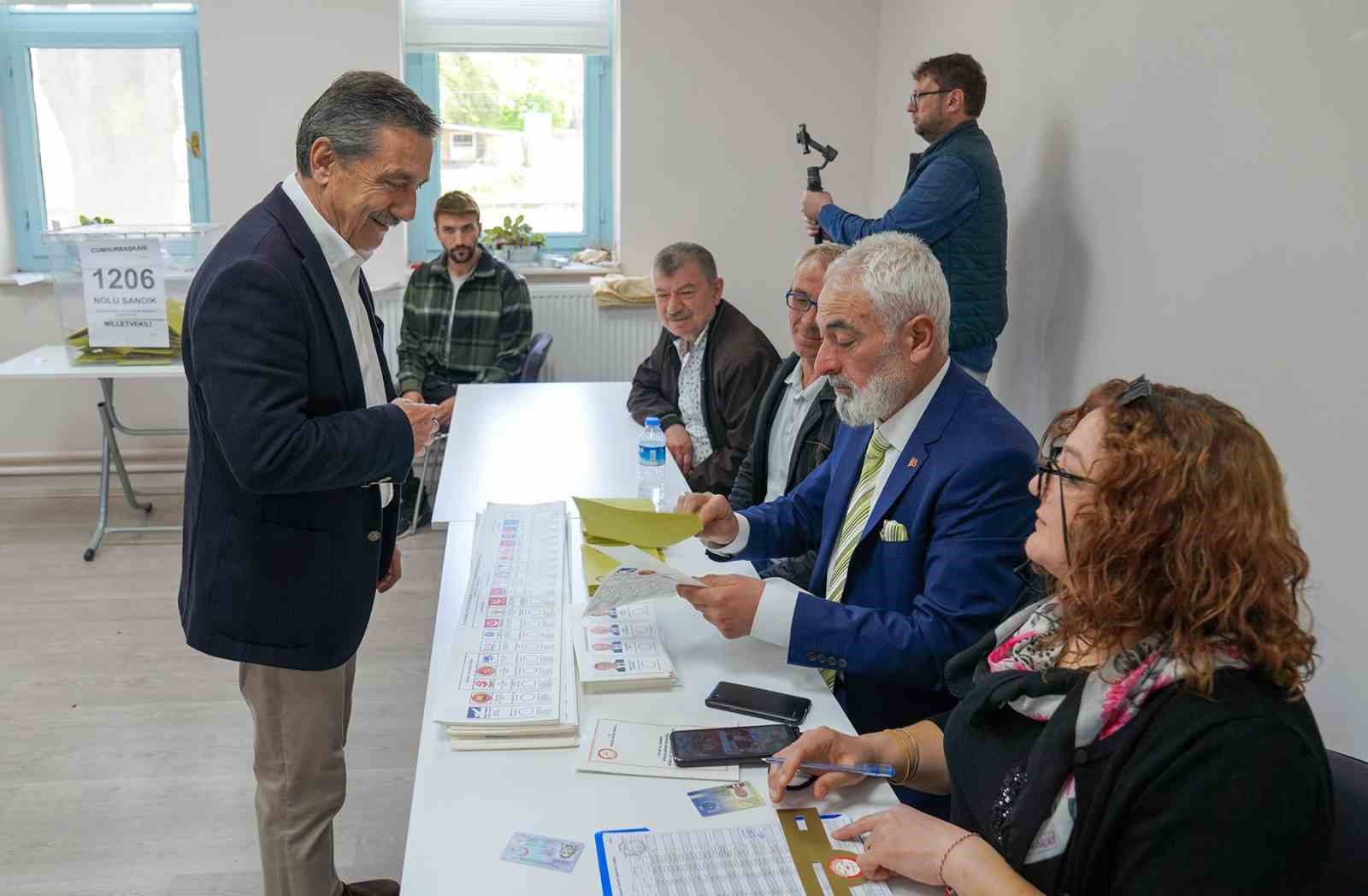 TEPEBAŞI BELEDİYE BAŞKANI DT. AHMET ATAÇ, OY KULLANMA İŞLEMİNİ, SAAT
