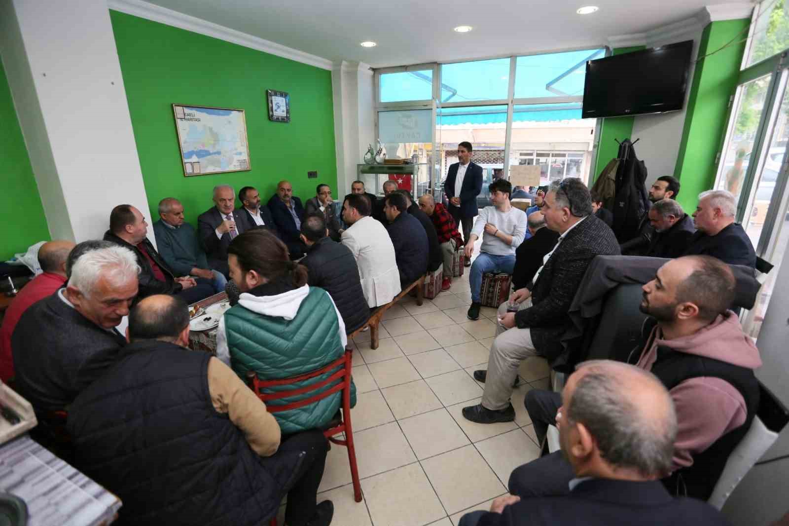 DENİZCİLER CADDESİ’NDE FAALİYET GÖSTEREN ESNAF İLE BİR ARAYA GELEN DERİNCE