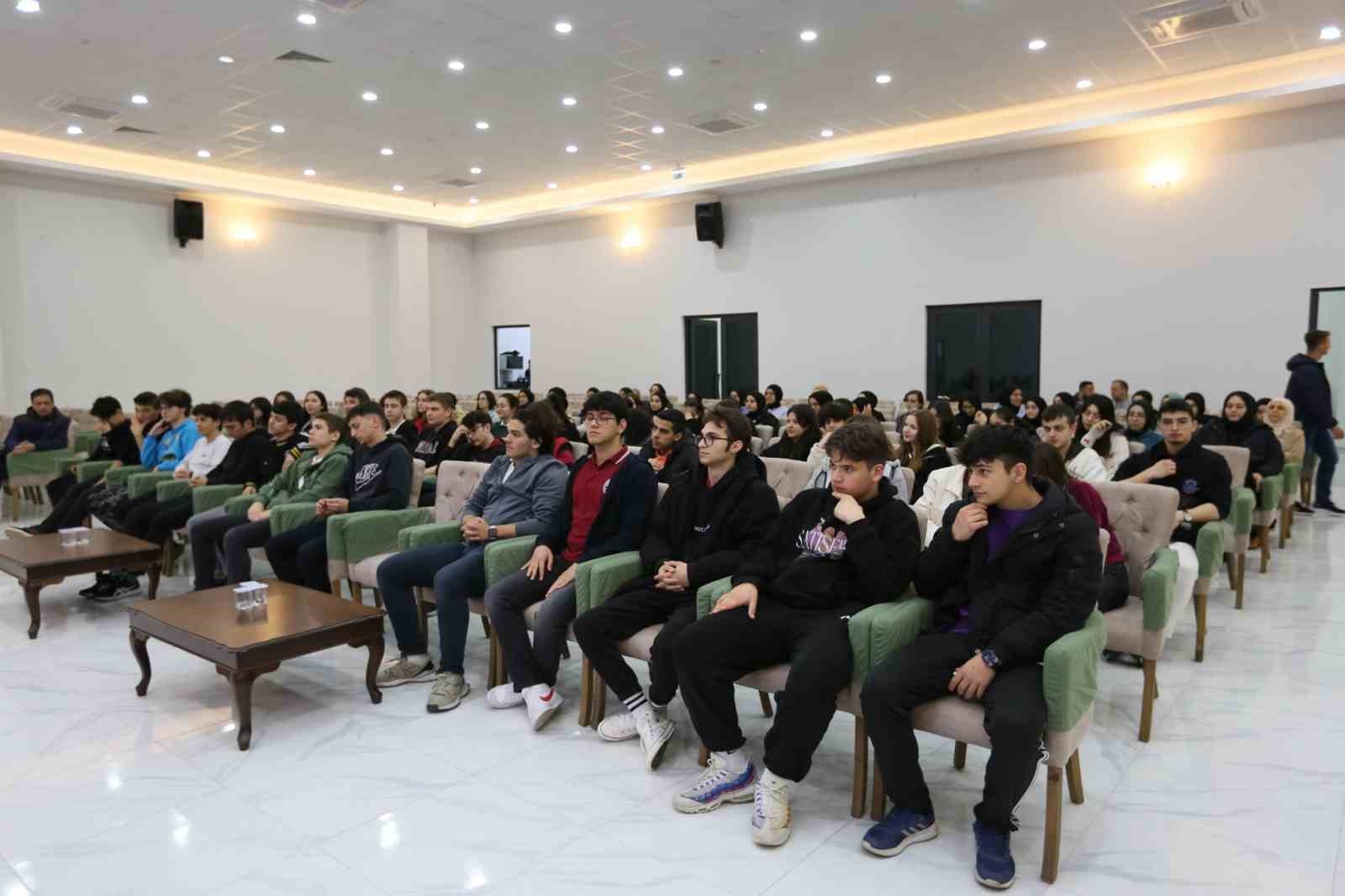 DERİNCE BELEDİYE BAŞKANI ZEKİ AYGÜN, DÜZENLENEN KARİYER GÜNLERİ ÇERÇEVESİNDE İLÇEDE
