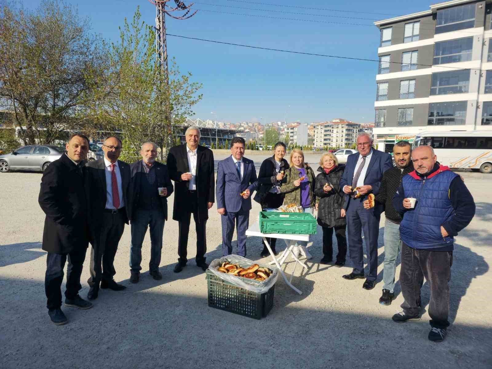 BAŞKAN BAKKALCIOĞLU, FABRİKA İŞÇİLERİNE SİMİT VE POĞAÇA DAĞITTI