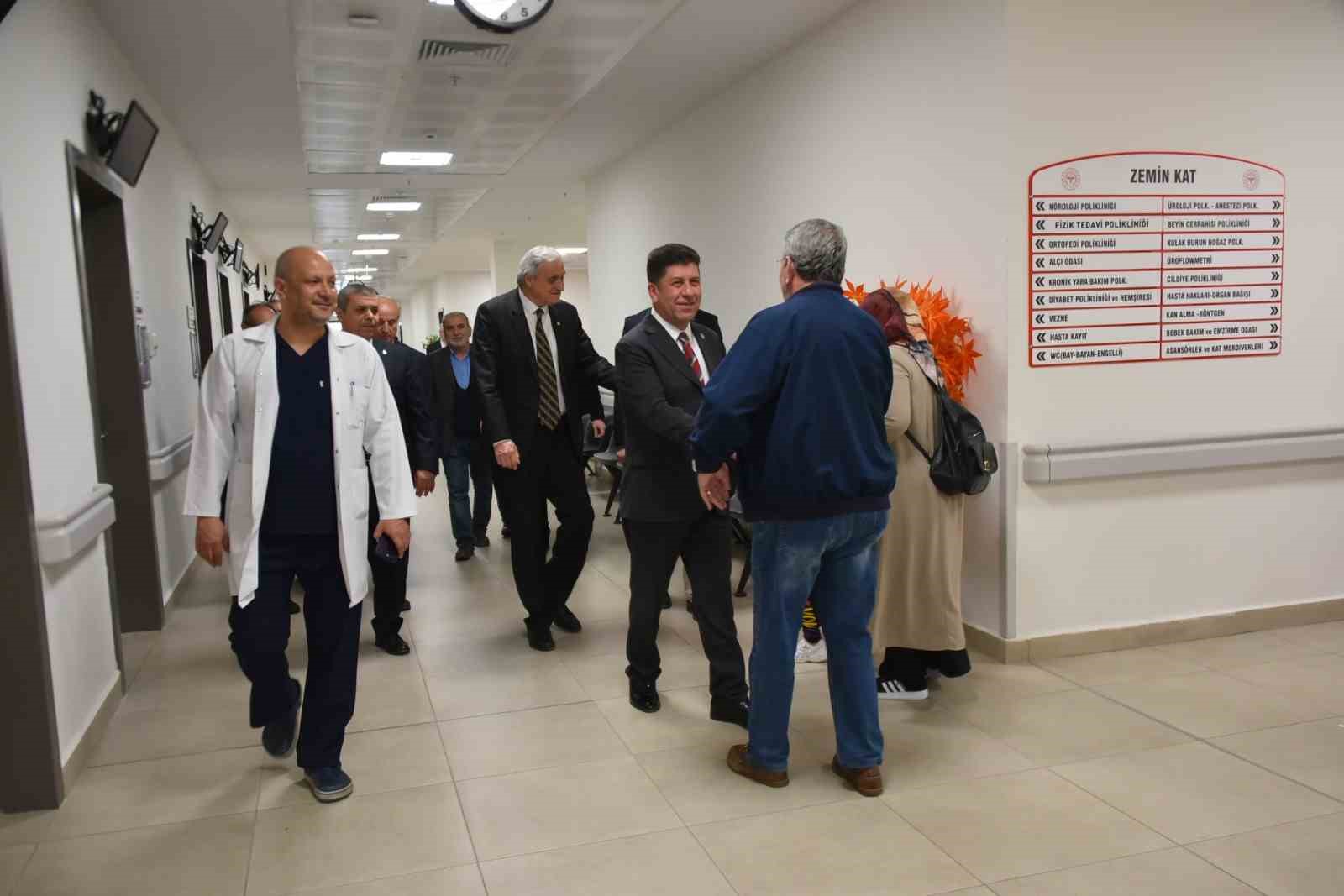 BAŞKAN BAKKALCIOĞLU, HASTANEDE YATAN HASTALARI ZİYARET ETTİ