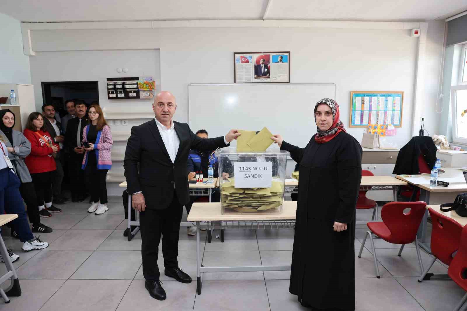 DARICA BELEDİYE BAŞKANI MUZAFFER BIYIK, OYUNU HALİDE EDİP İLKOKULU’NDA 1143