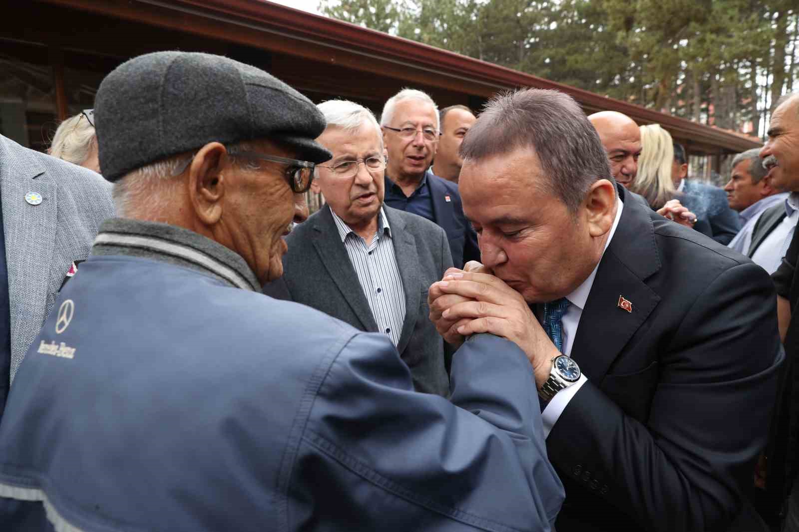 ELMALI VE KAŞ’TA MUHTARLAR VE VATANDAŞLARLA BİR ARAYA GELEN ANTALYA