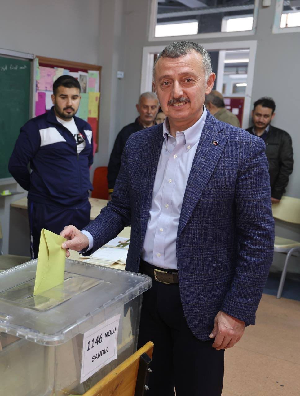 KOCAELİ BÜYÜKŞEHİR BELEDİYE BAŞKANI DOÇ. DR. TAHİR BÜYÜKAKIN OYUNU KULLANDI.