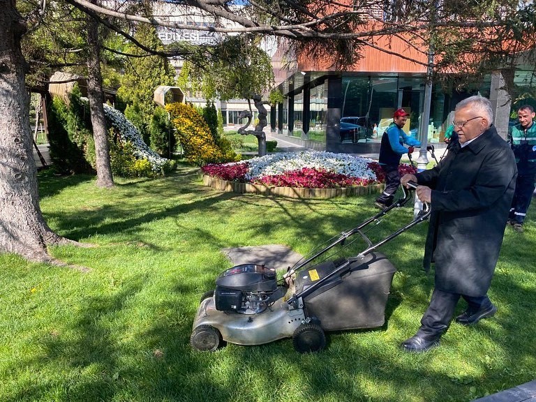 KAYSERİ BÜYÜKŞEHİR BELEDİYE BAŞKANI DR. MEMDUH BÜYÜKKILIÇ, BELEDİYE PARKINDA BAHÇE