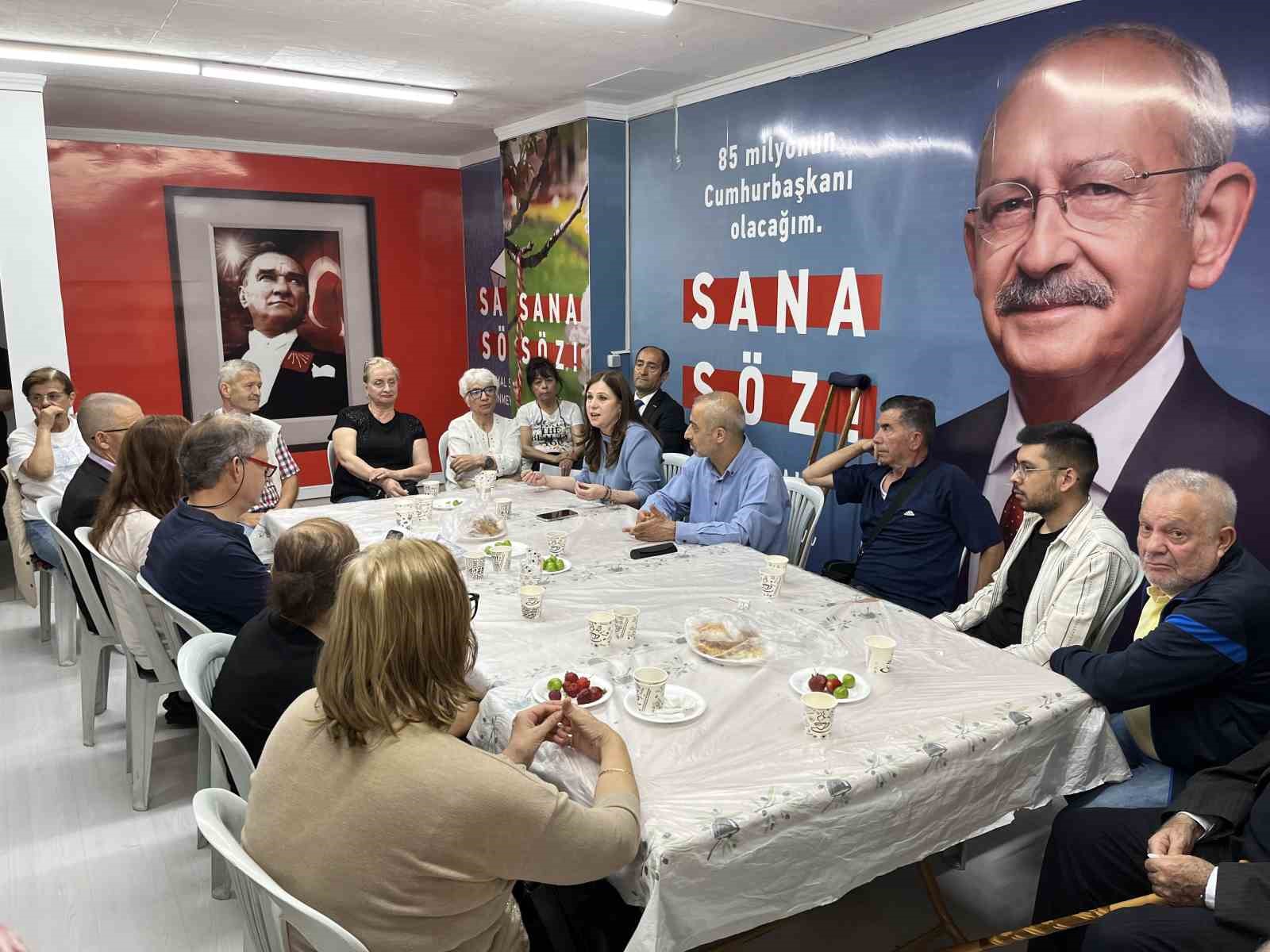 BALÇOVA BELEDİYE BAŞKANI FATMA ÇALKAYA, KAPI KAPI GEZEREK VATANDAŞLARI CUMHURBAŞKANLIĞI