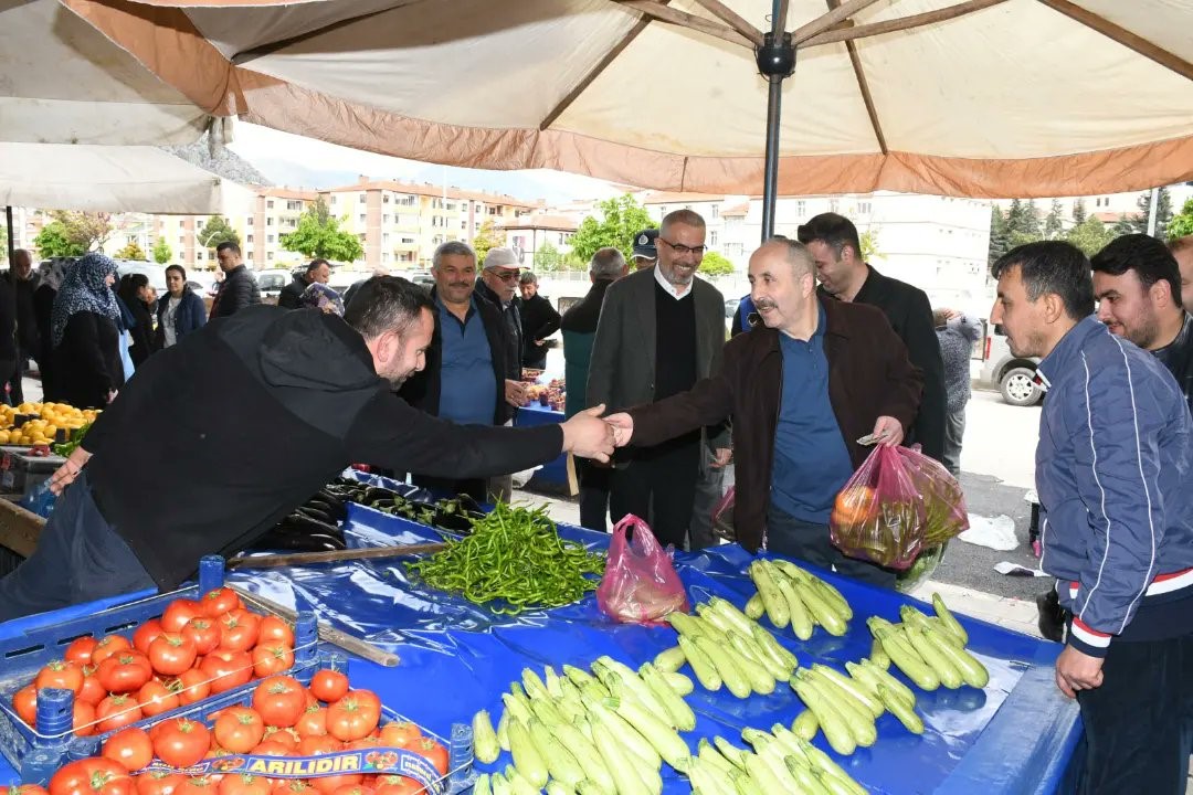 AMASYA BELEDİYE BAŞKANI DR. BAYRAM ÇELİK, SEMT PAZARINDA ALIŞVERİŞ YAPTI.