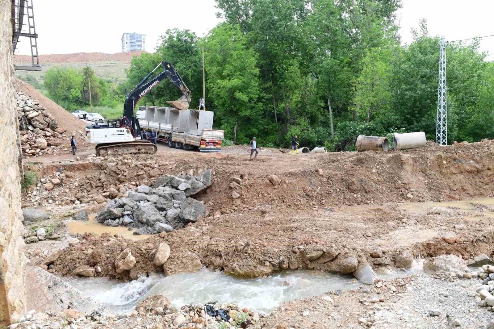 YEŞİLYURT BELEDİYE BAŞKANI MEHMET ÇINAR, MALATYA’DA ETKİSİNİ ARTIRAN YAĞMUR YAĞIŞLARI
