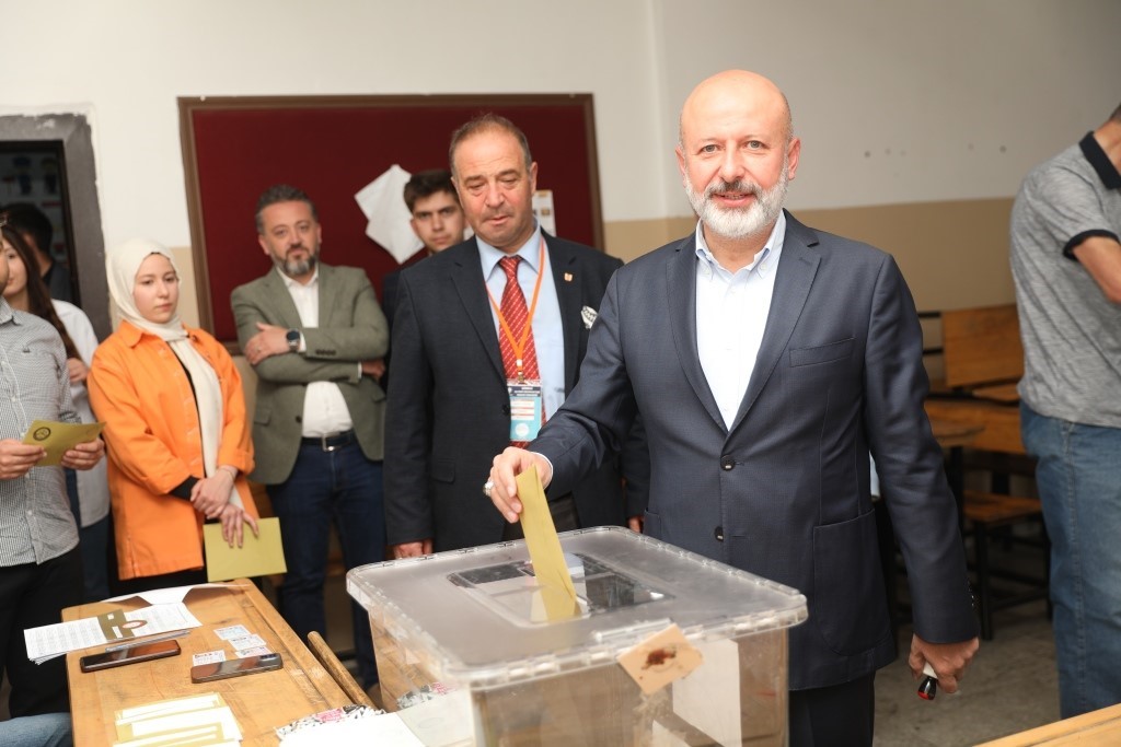 KOCASİNAN BELEDİYE BAŞKANI AHMET ÇOLAKBAYRAKDAR, EŞİ FATMA ÇOLAKBAYRAKDAR VE OĞLU