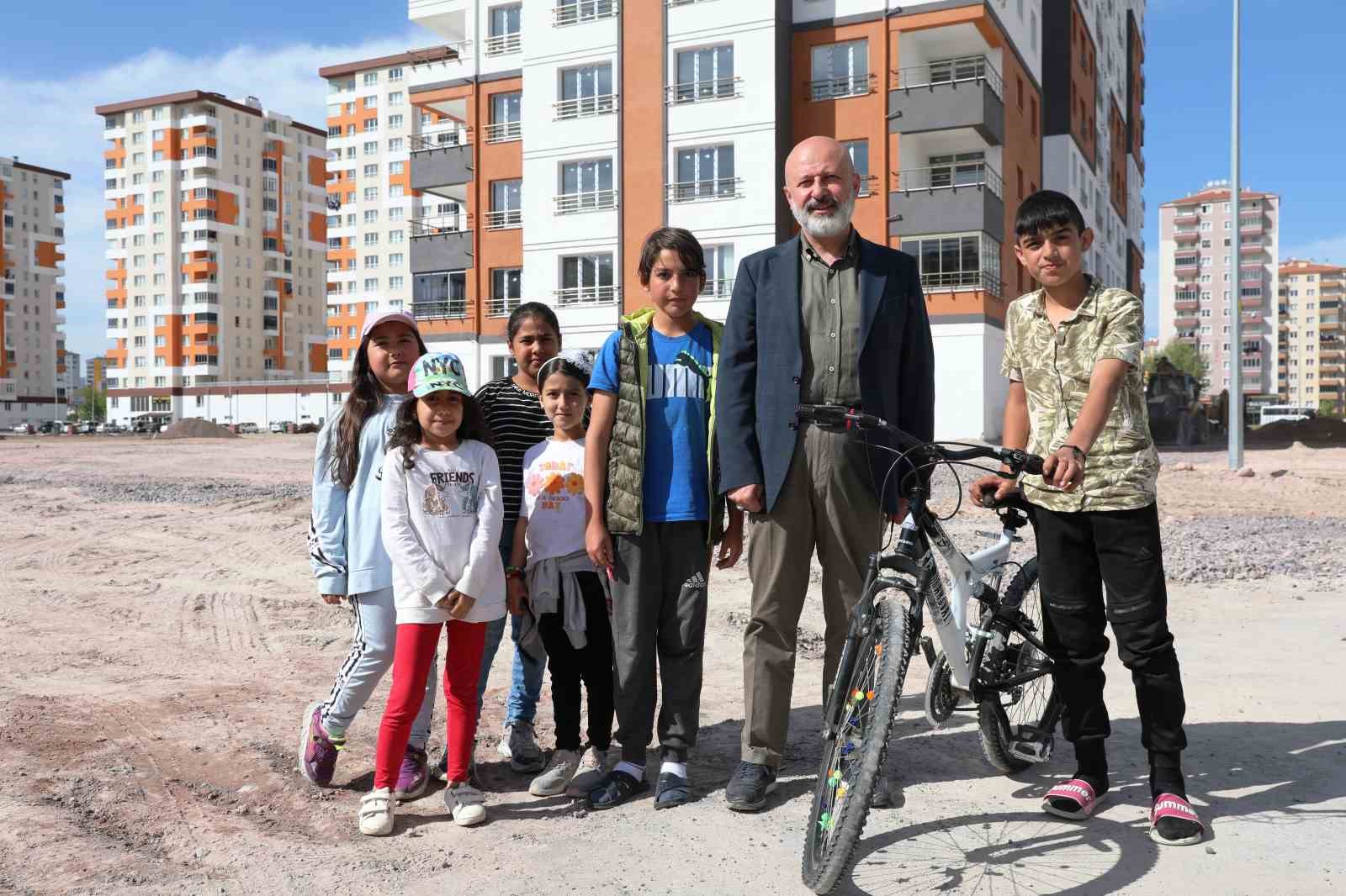 KOCASİNAN BELEDİYE BAŞKANI AHMET ÇOLAKBAYRAKDAR, YUNUSEMRE MAHALLESİ'NDEKİ KENTSEL DÖNÜŞÜM ALANINDA