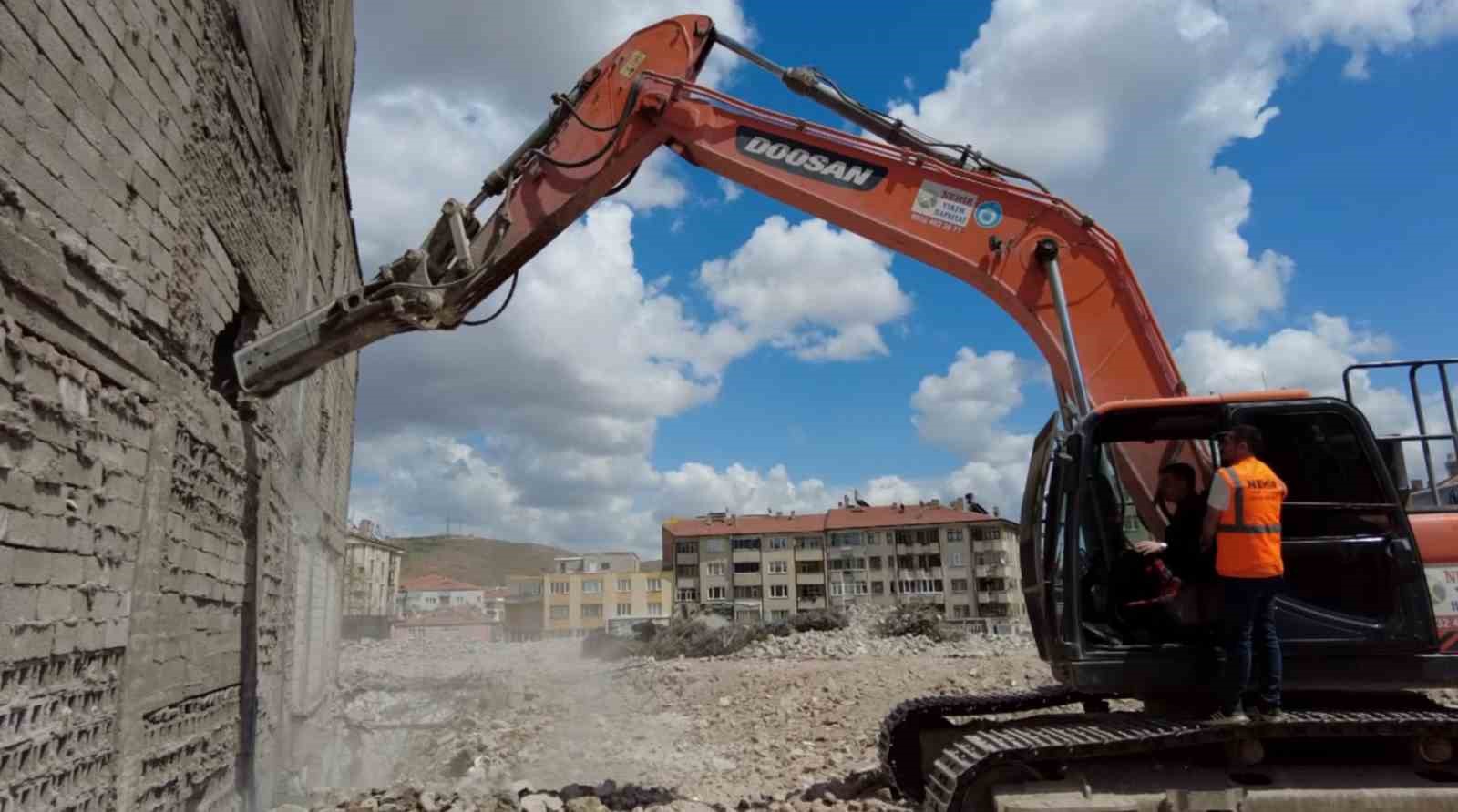 KENTSEL DÖNÜŞÜMDE HAMİDİYE MAHALLESİNDEKİ SON BİNA BELEDİYE BAŞKANI EVREN DİNÇER