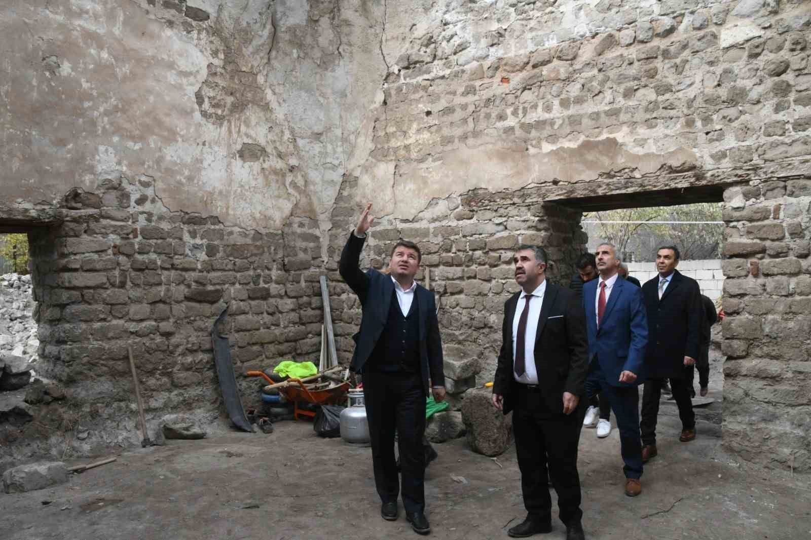 AKSARAY BELEDİYESİ ŞEHİR GENELİNDE TARİHİ YAPILARDA BAŞLATTIĞI RESTORASYON ÇALIŞMALARINI ARA