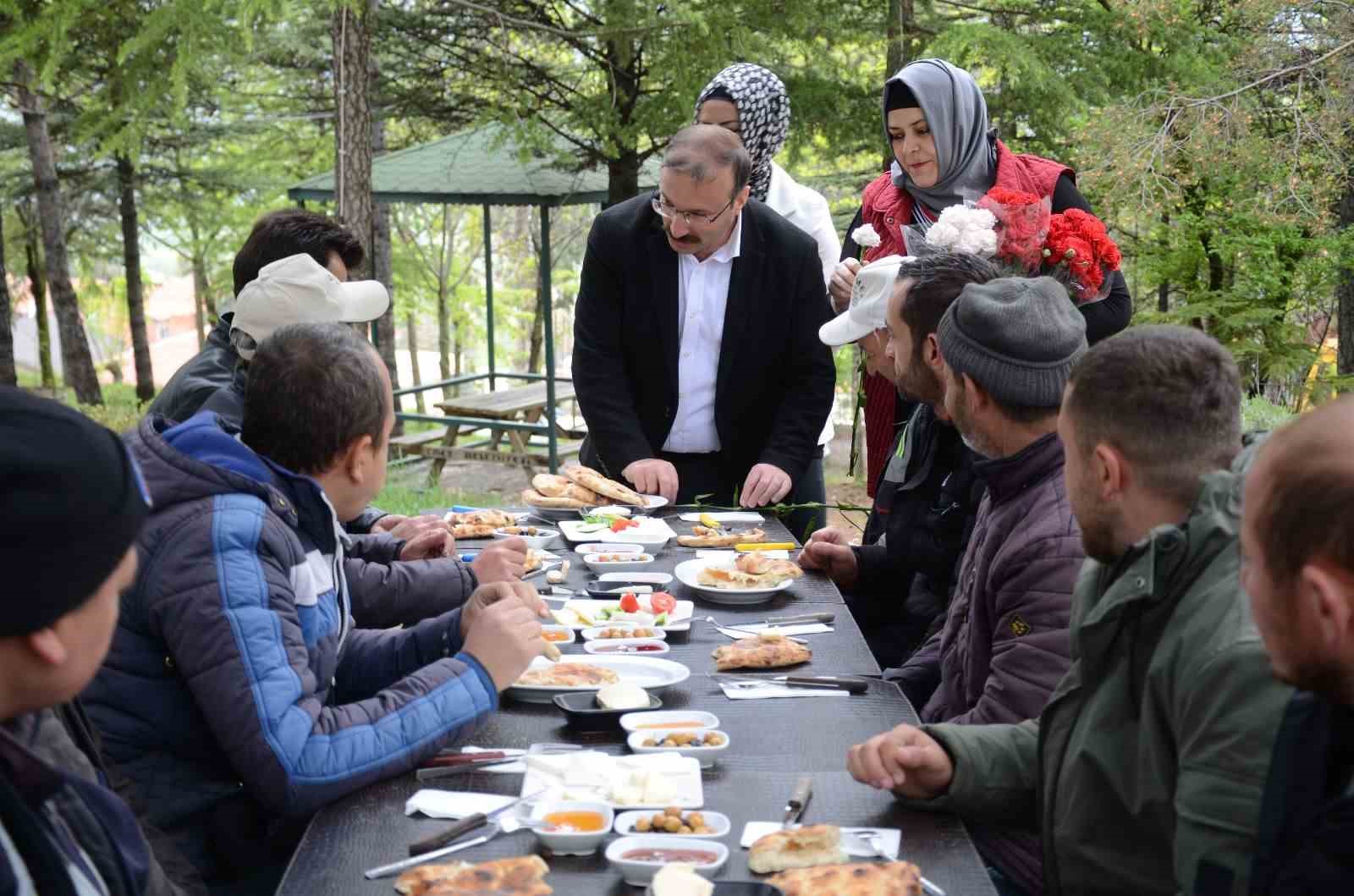 BAŞKAN DOĞAN, BELEDİYE İŞÇİLERİYLE KAHVALTIDA BİR ARAYA GELDİ