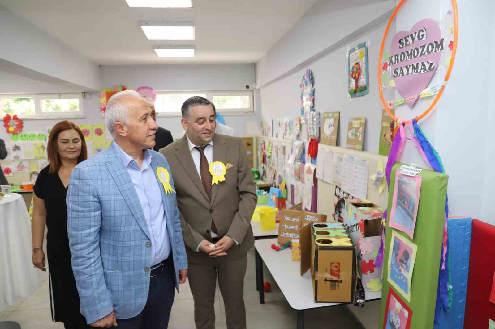 AKDENİZ BELEDİYE BAŞKANI MUSTAFA GÜLTAK, AKDENİZ ÖZEL EĞİTİM ANAOKULU ÖĞRENCİLERİ,