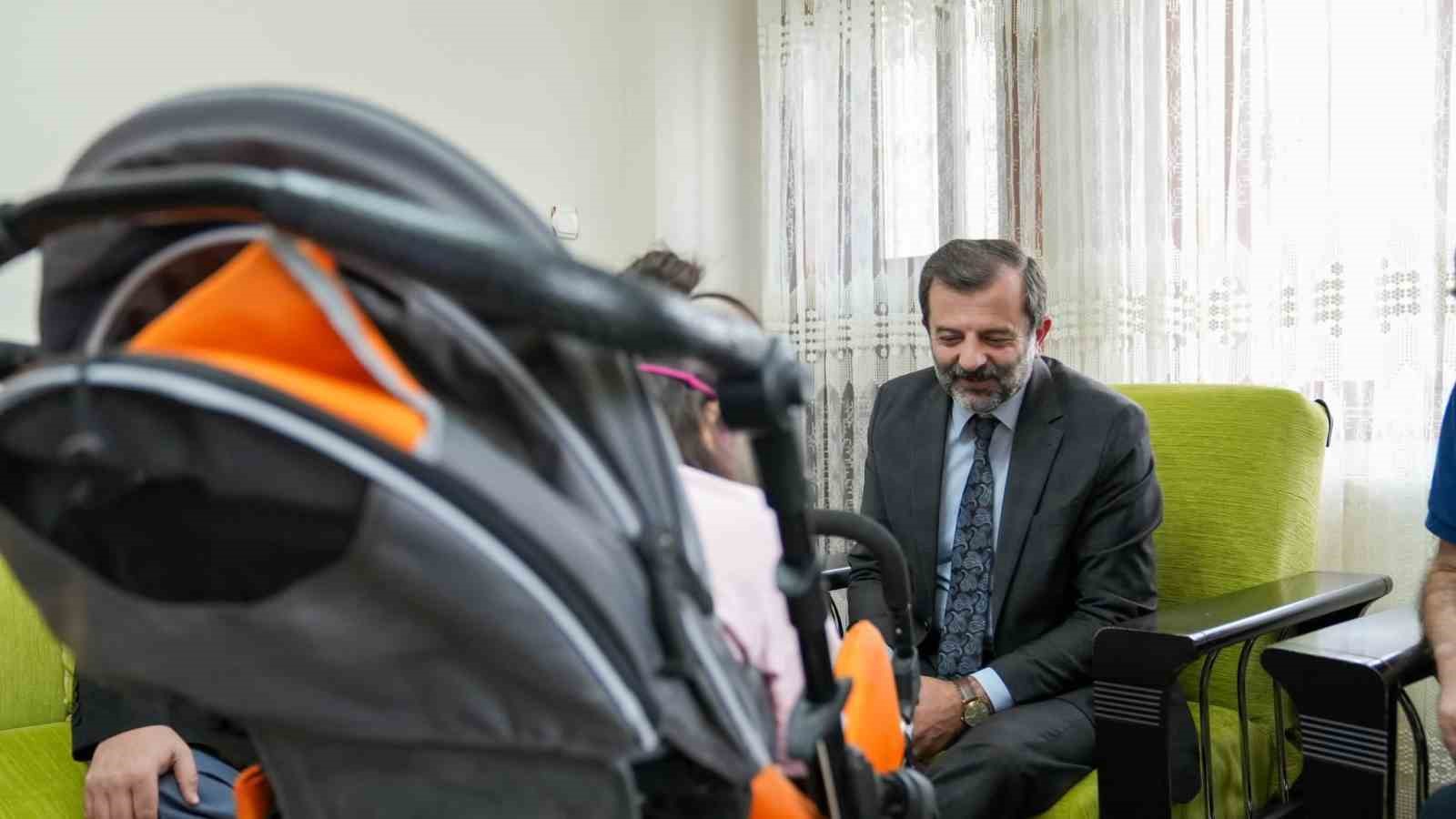 GÜRSU’DA YAŞAYAN ENGELLİ VE AİLELERİNİ EVLERİNDE ZİYARET EDEN BAŞKAN IŞIK,