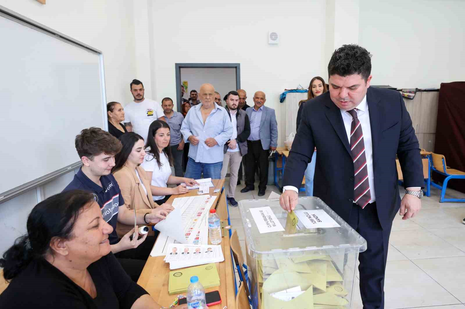 BUCA BELEDİYE BAŞKANI ERHAN KILIÇ VE EŞİ ZUHAL KILIÇ, OYUNU