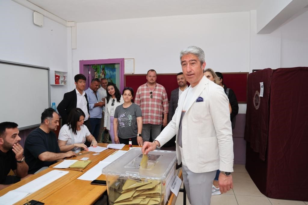 SEÇİM GÜNÜ TÜM OKULLARI ZİYARET EDEN MARMARİS BELEDİYE BAŞKANI MEHMET