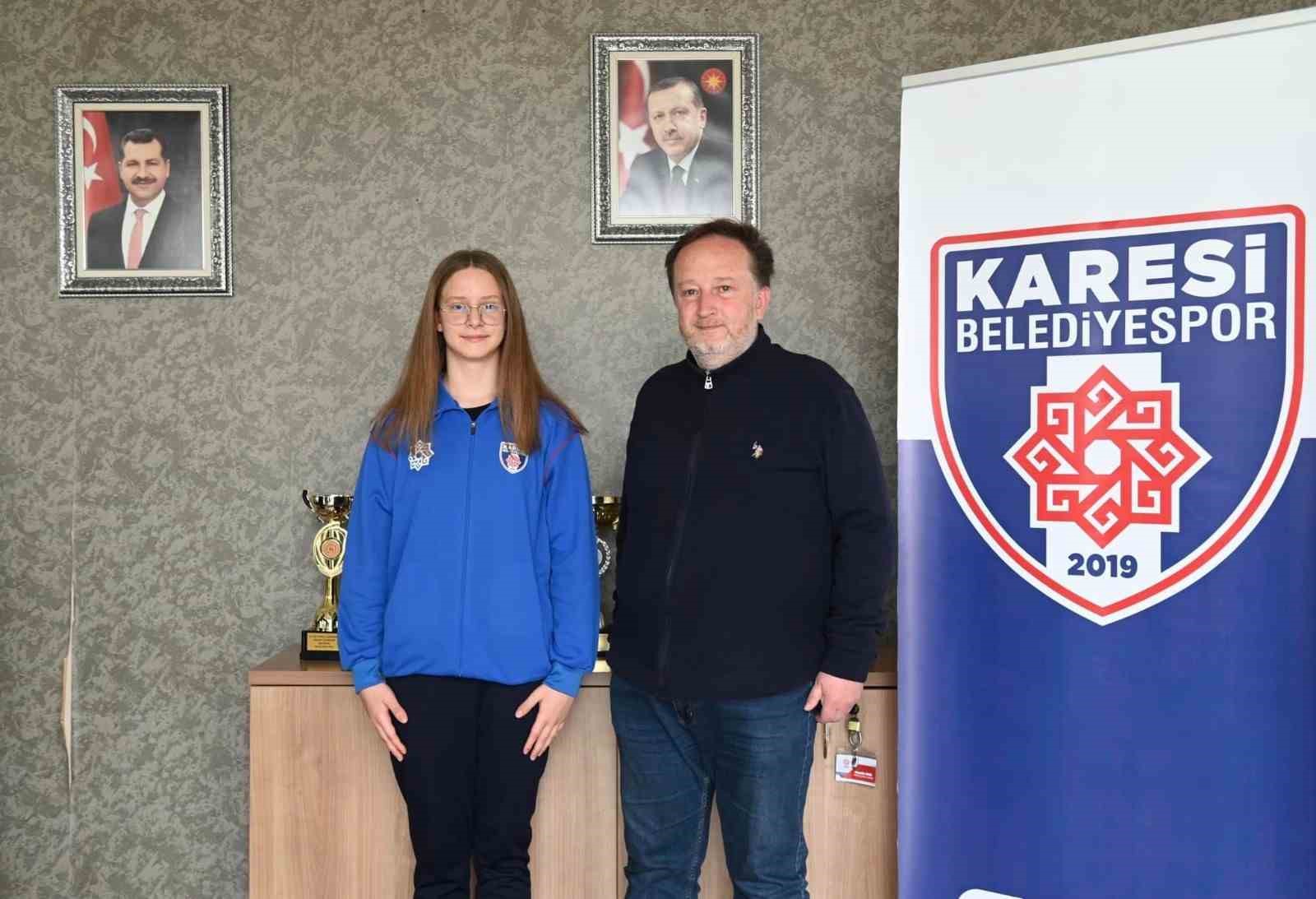BAŞKAN ORKAN MİLLİ YÜZÜCÜYÜ AĞIRLADI