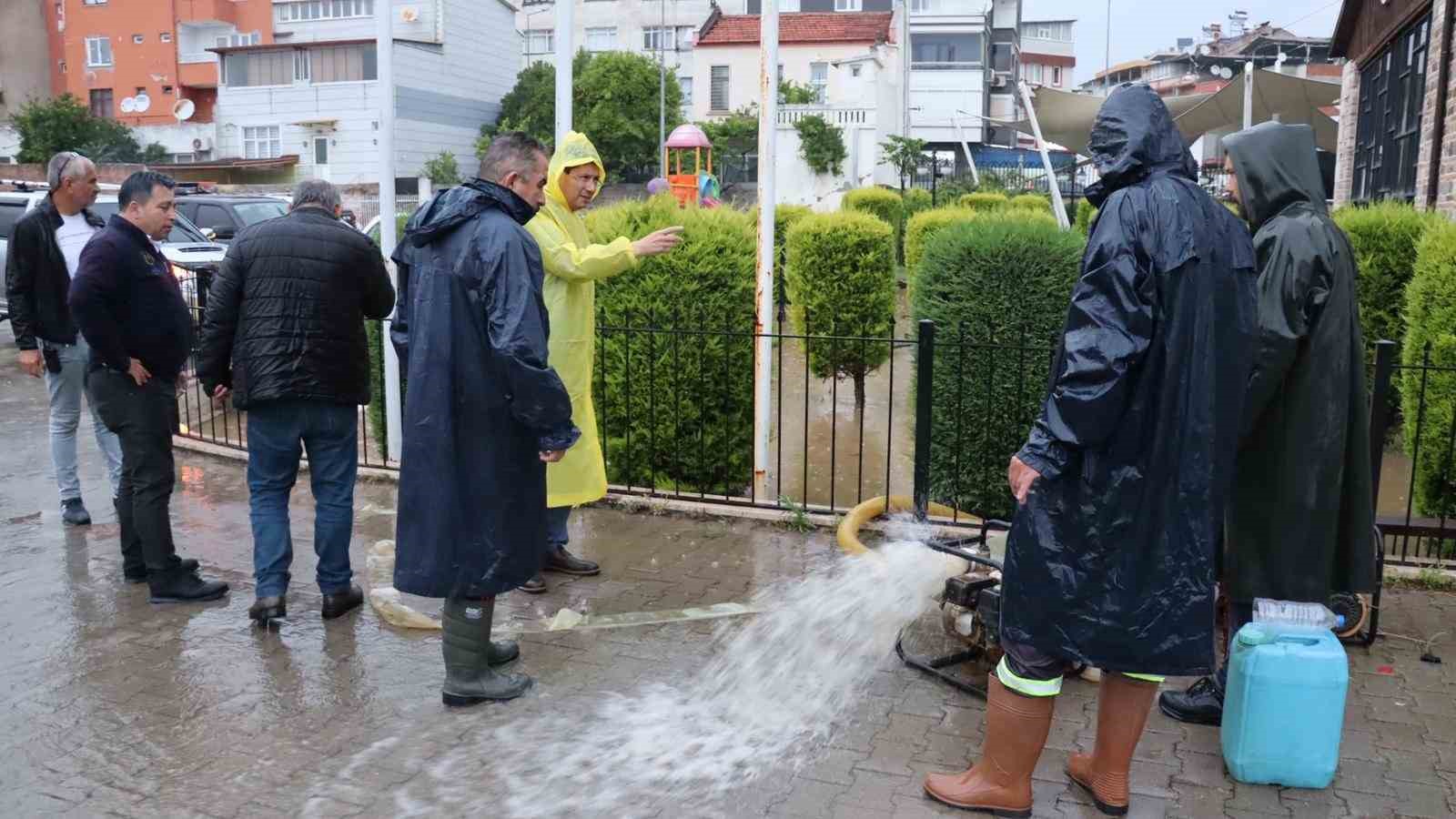 NAZİLLİ BELEDİYESİ, AKŞAM SAATLERİNDE İLÇE MERKEZİ BAŞTA OLMAK ÜZERE PEK