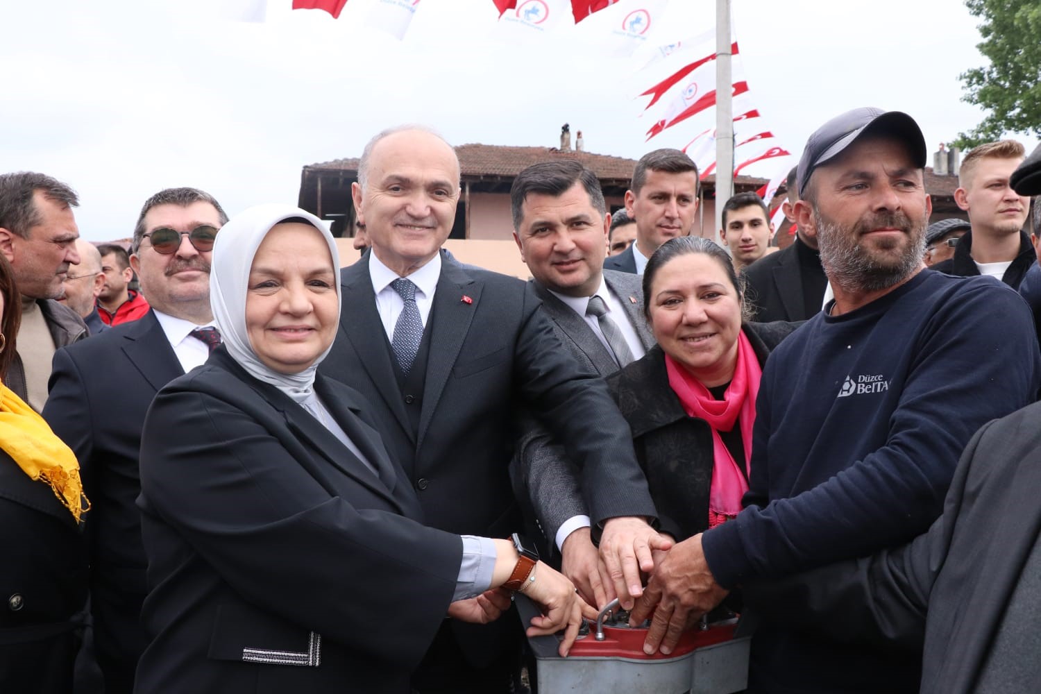 DÜZCE BELEDİYE BAŞKANI DR. FARUK ÖZLÜ, ROMANLARA VERDİĞİ SÖZÜ YERİNE