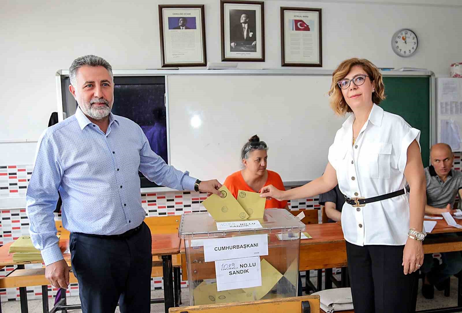 BAYRAKLI BELEDİYE BAŞKANI SERDAR SANDAL, AİLESİYLE BİRLİKTE SANDIK BAŞINA GİDEREK