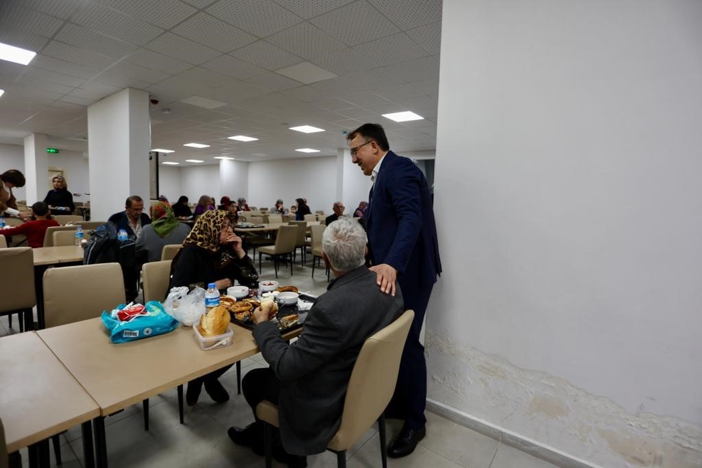NEVŞEHİR BELEDİYE BAŞKANI DR. MEHMET SAVRAN, NEVŞEHİR’DE MİSAFİR EDİLEN DEPREMZEDE
