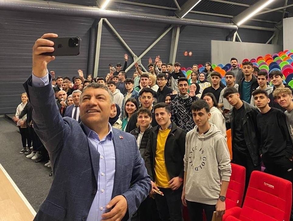 ÖĞRENCİLERLE BİR ARAYA GELEN DİLOVASI BELEDİYE BAŞKANI HAMZA ŞAYİR, "SİZLERİN