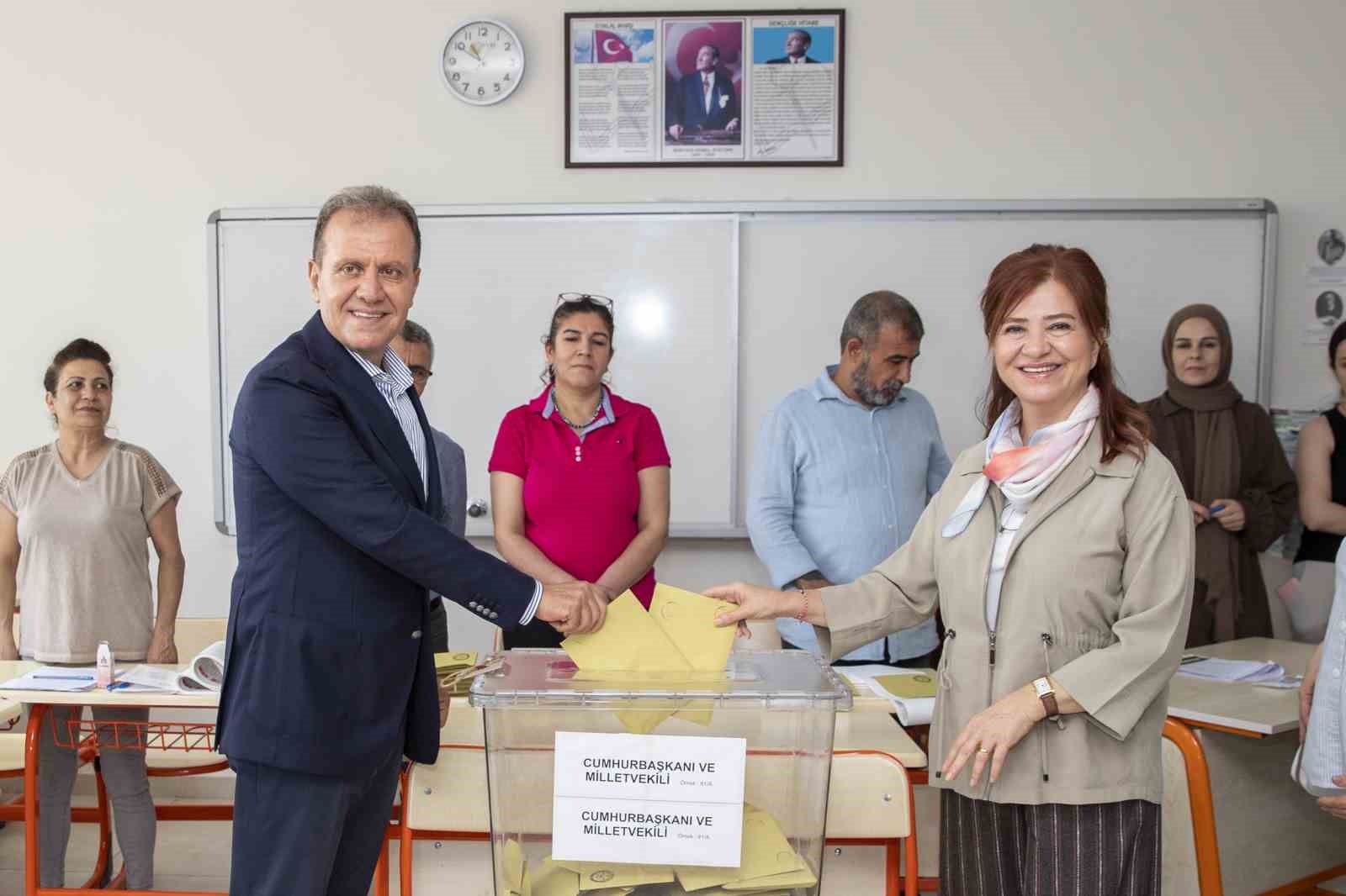 MERSİN BÜYÜKŞEHİR BELEDİYE BAŞKANI VAHAP SEÇER, EŞİ MERAL SEÇER, OĞULLARI