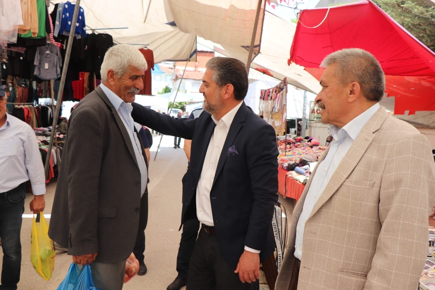 GÖLPAZARI BELEDİYE BAŞKANI HAYRİ SUER, İLÇE MEYDANINDA KURULAN PAZARDA VATANDAŞLAR