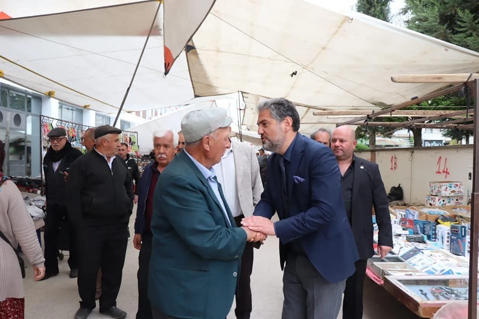 GÖLPAZARI BELEDİYE BAŞKANI HAYRİ SUER, İLÇEDE KURULAN PAZARDA VATANDAŞLARLA BİR
