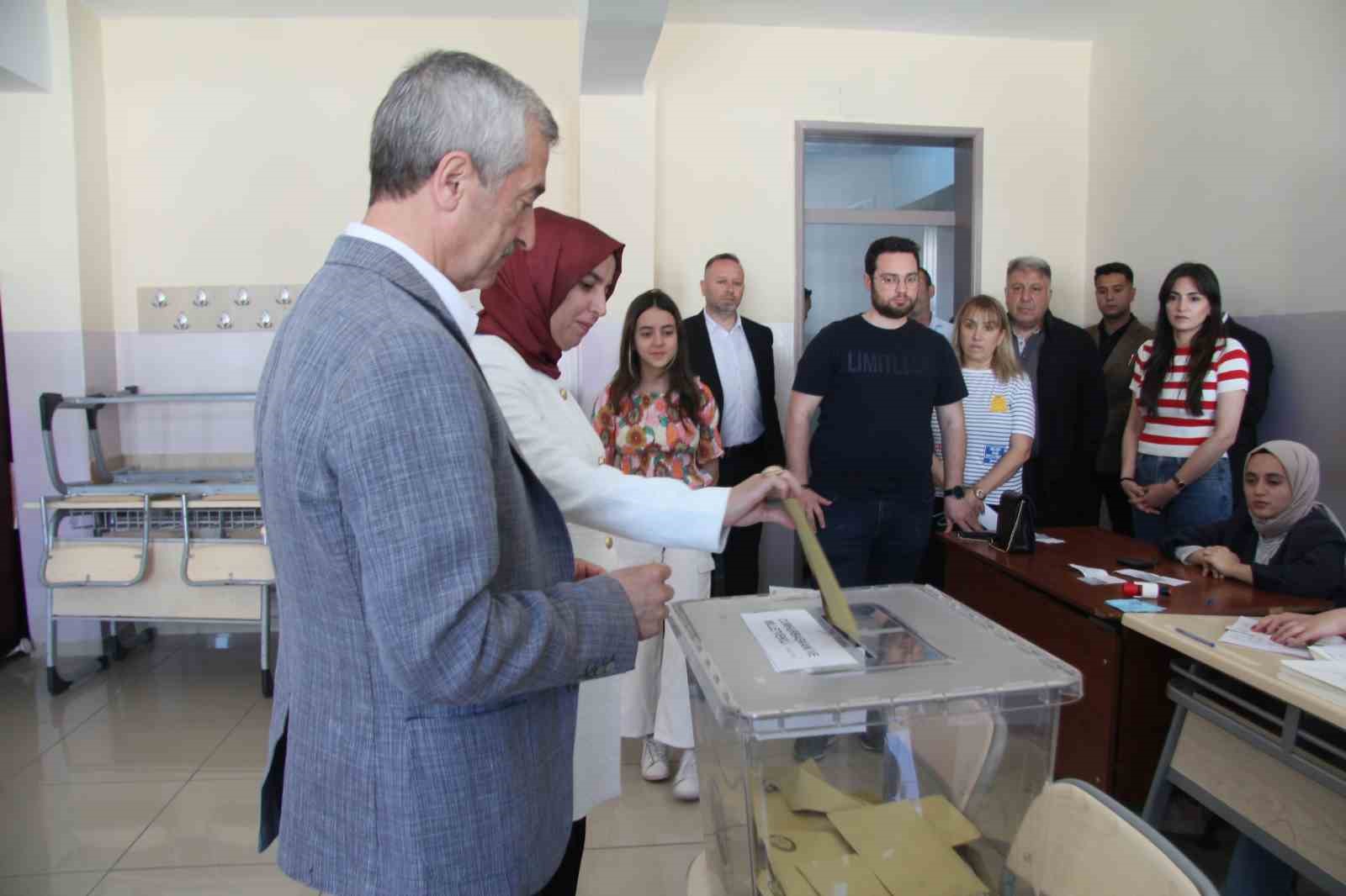 BAŞKAN TAHMAZOĞLU EŞİYLE BİRLİKTE OYUNU KULLANDI