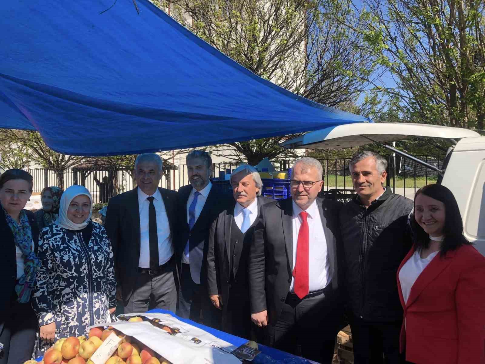 PAZARYERİ BELEDİYE BAŞKANI ZEKİYE TEKİN İLÇE MEYDANINDA KURULAN PAZARDA VATANDAŞLAR