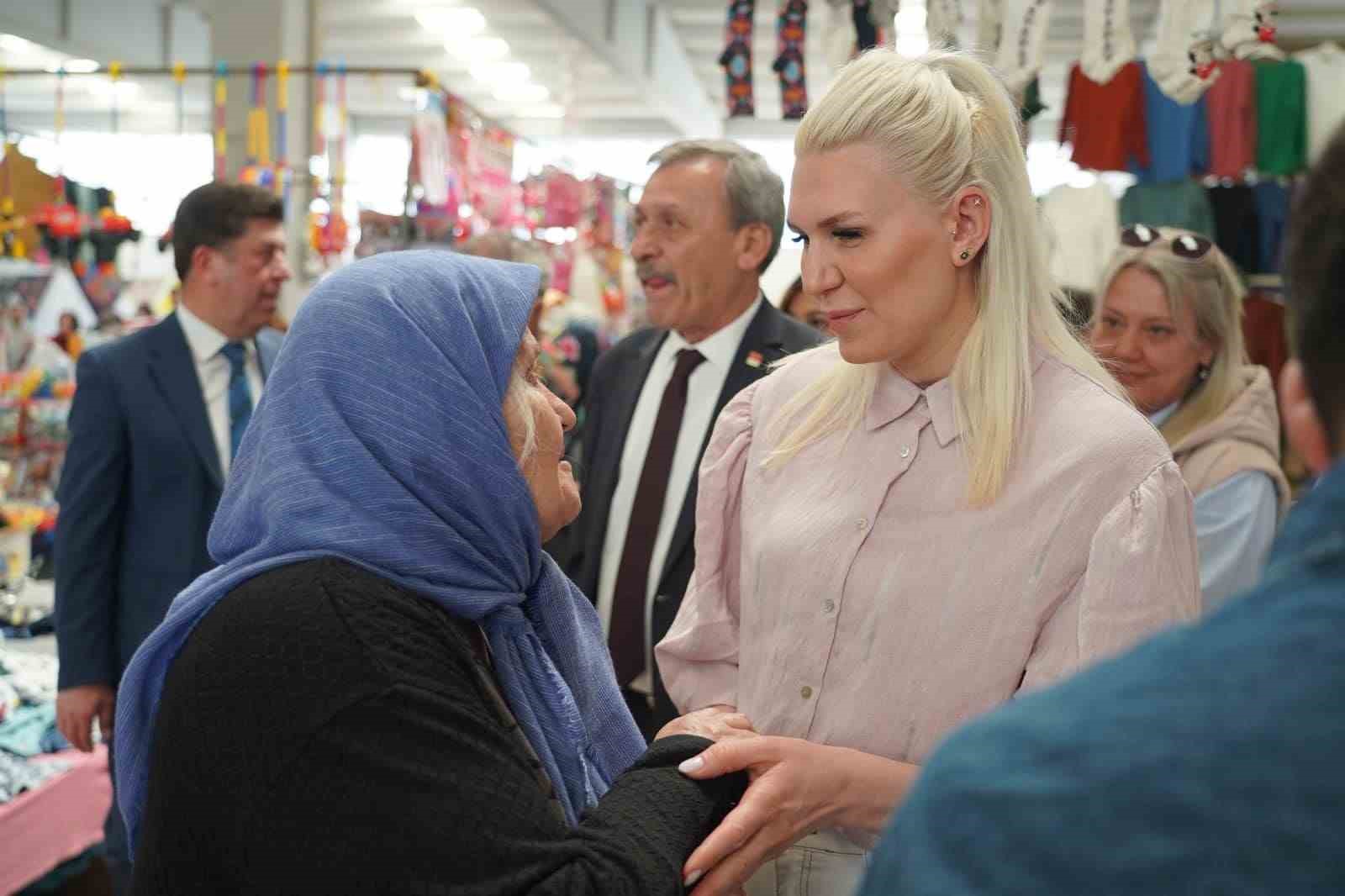 BİLECİK BELEDİYE BAŞKAN V. MELEK MIZRAK SUBAŞI İL MERKEZİNDE PAZARDA