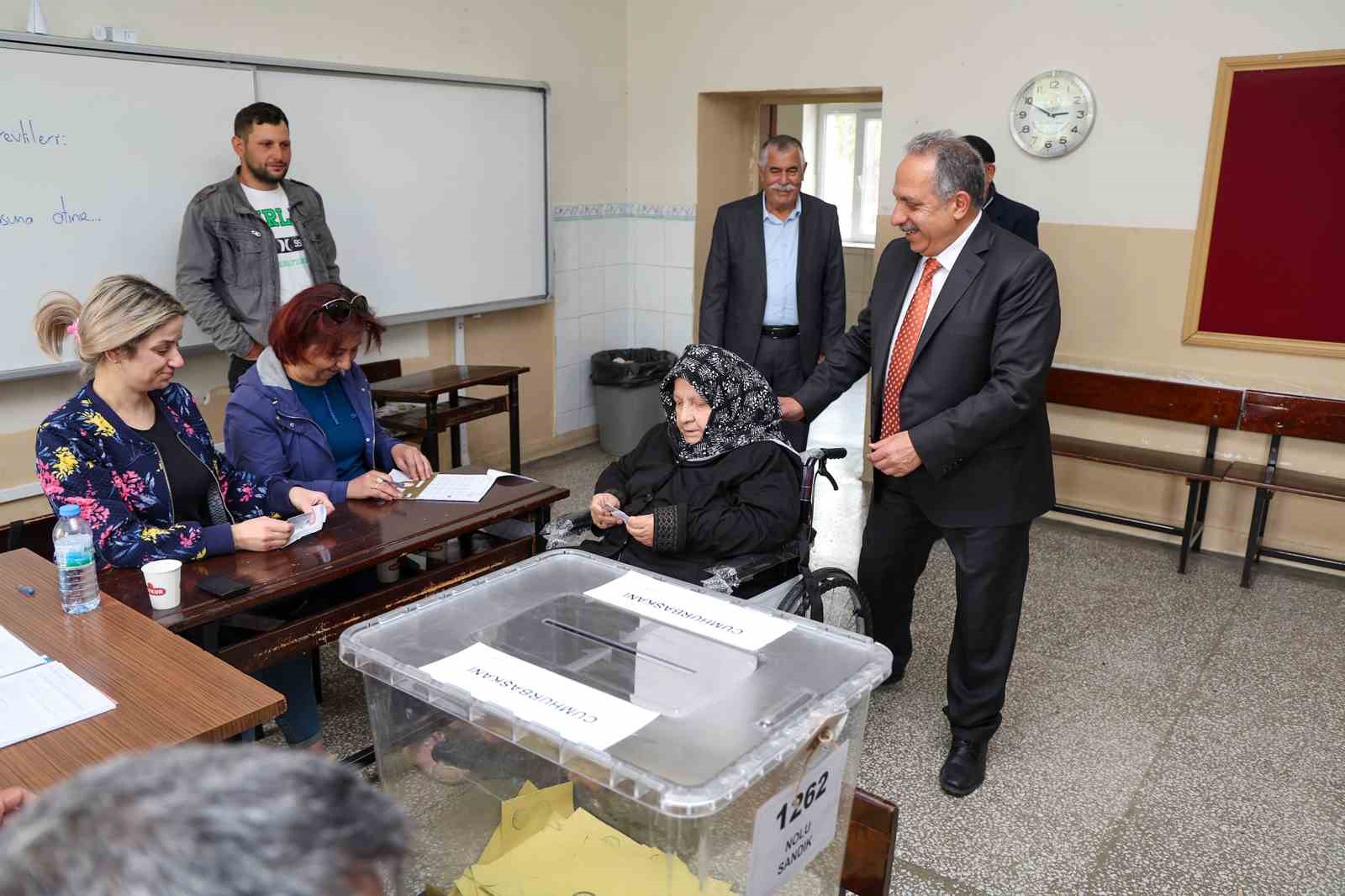 TALAS BELEDİYE BAŞKANI MUSTAFA YALÇIN OYUNU REŞADİYE YURTTAŞLAR İLKOKULU’NDA KULLANDI.
