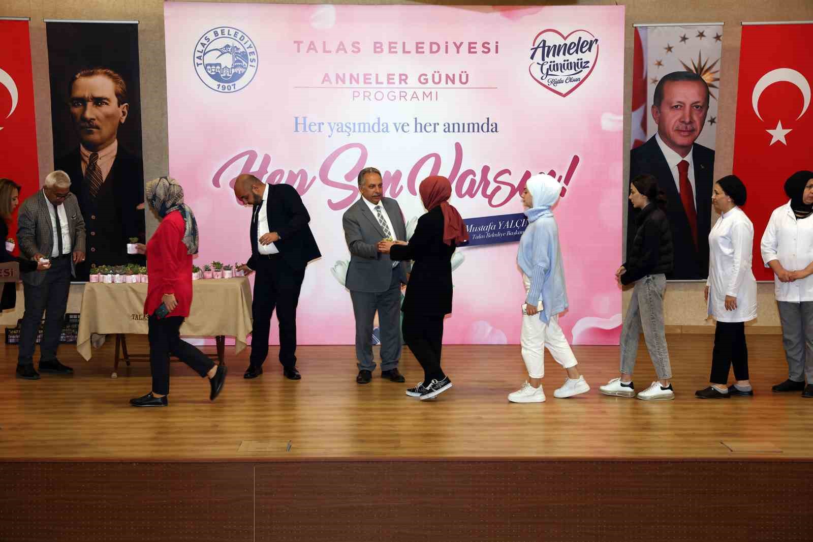 TALAS BELEDİYE BAŞKANI MUSTAFA YALÇIN, BELEDİYE BÜNYESİNDE ÇALIŞAN KADIN PERSONELİN