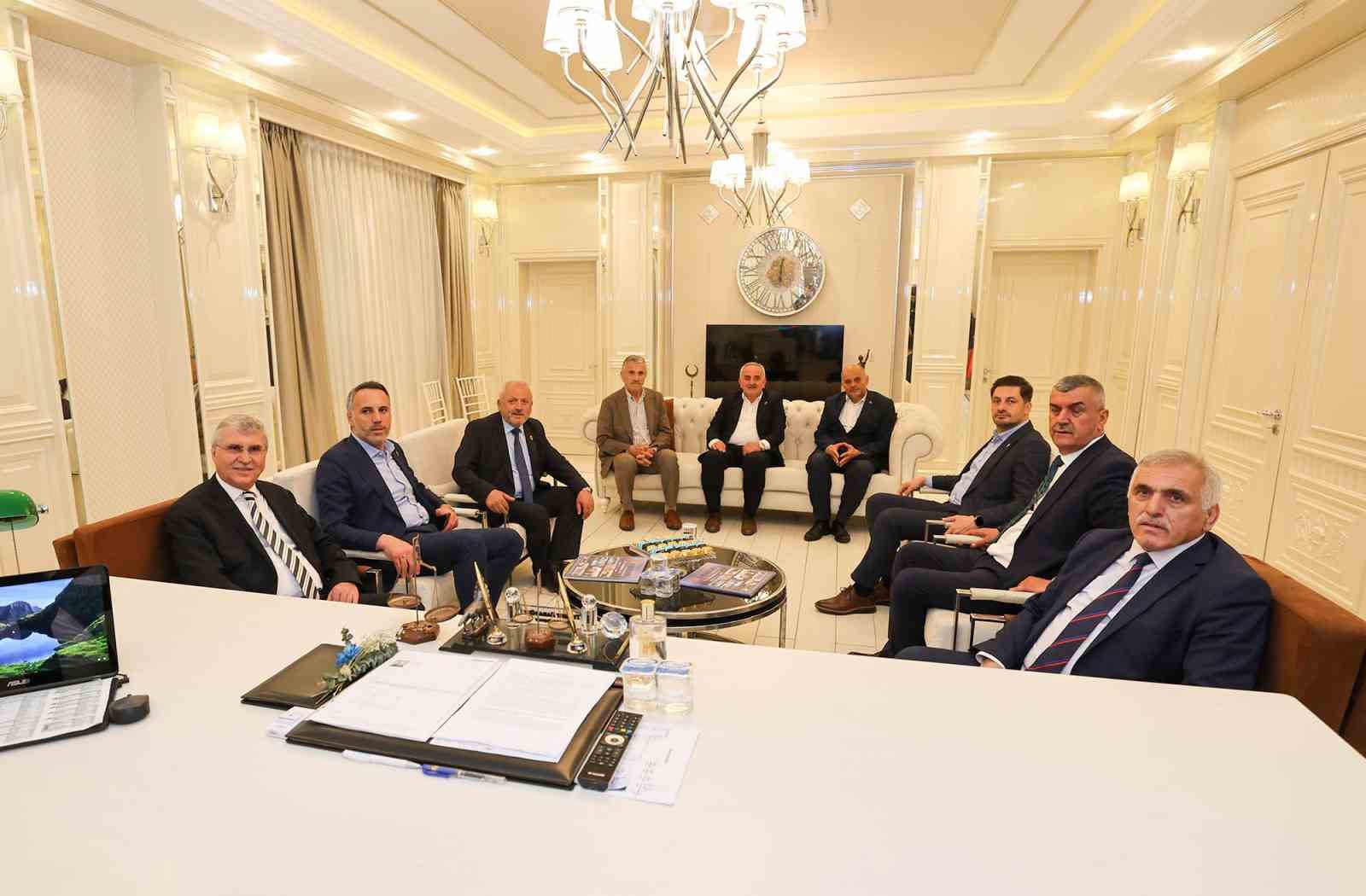 EÇİM ÇALIŞMALARINA ARA VERMEDEN DEVAM EDEN SAKARYA BÜYÜKŞEHİR BELEDİYE BAŞKANI