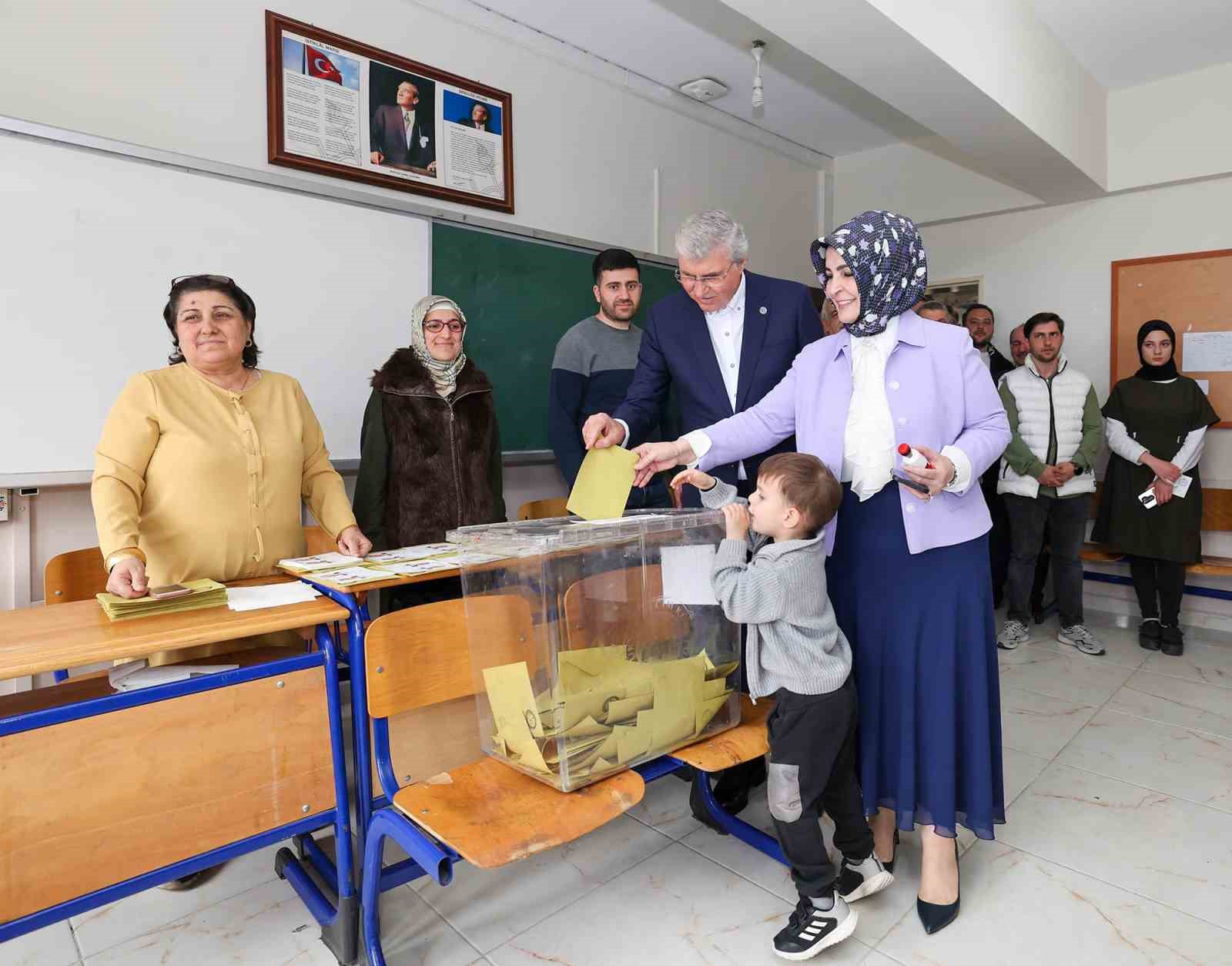 SAKARYA BÜYÜKŞEHİR BELEDİYE BAŞKANI EKREM YÜCE, OYUNU KULLANDIĞI FİGEN SAKALLIOĞLU