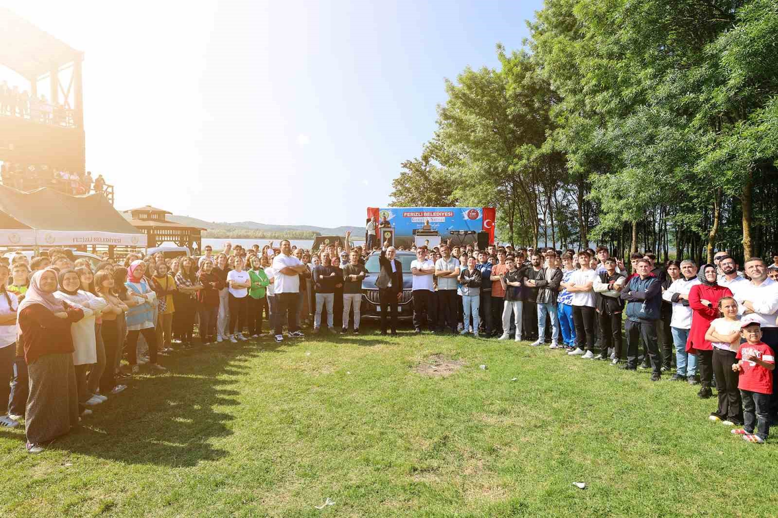 FERİZLİ’DE GERÇEKLEŞTİRİLEN GENÇLİK ŞÖLENİ’NE MAKAM ARACI TOGG İLE KATILAN SAKARYA