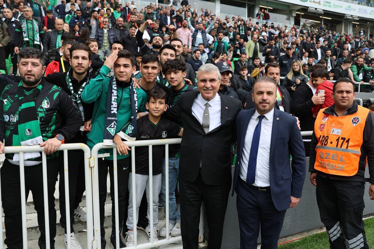 SAKARYASPOR’UN PENDİKSPOR’U 3-2 MAĞLUP ETTİĞİ KARŞILAŞMAYI TRİBÜNDEN TAKİP EDEN BAŞKAN