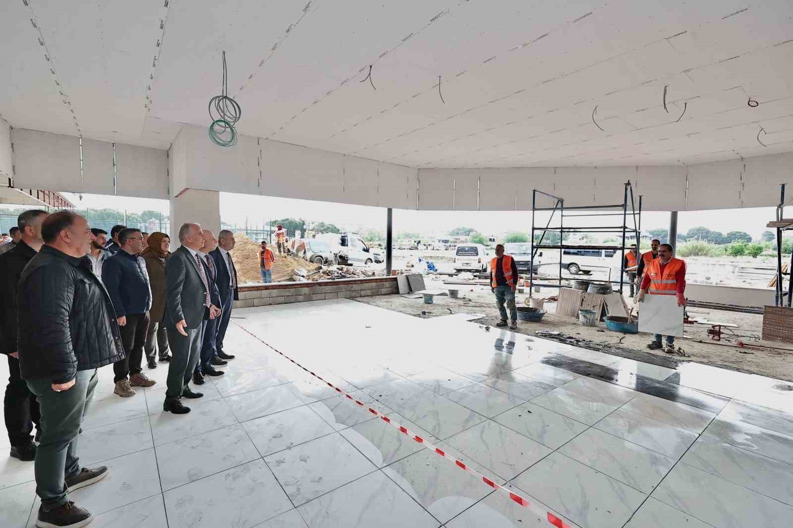 SARAYKÖY İLÇESİNDE HEMŞEHRİLERİYLE KUCAKLAŞAN BAŞKAN OSMAN ZOLAN VE EŞİ BERRİN