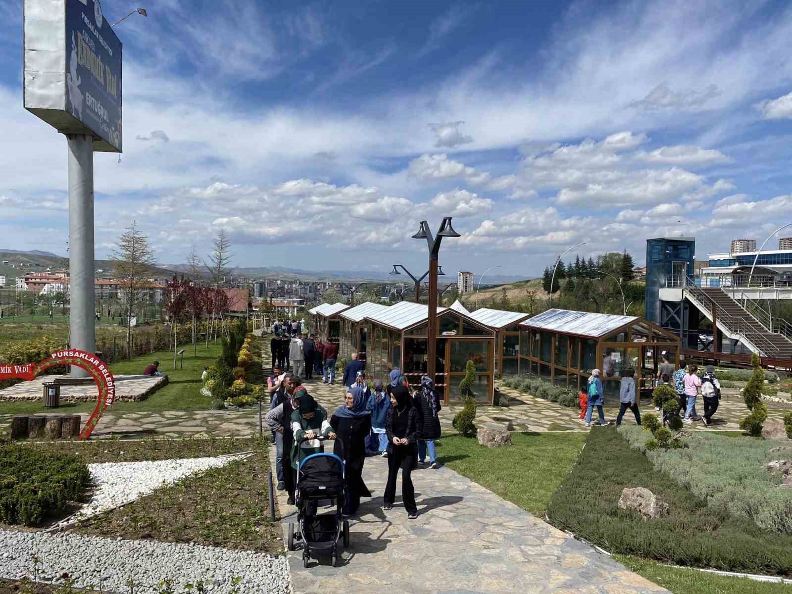 ENDEMİK VADİ’YE VATANDAŞLAR, HAFTA SONLARINDA YOĞUN İLGİ GÖSTERİYOR.
