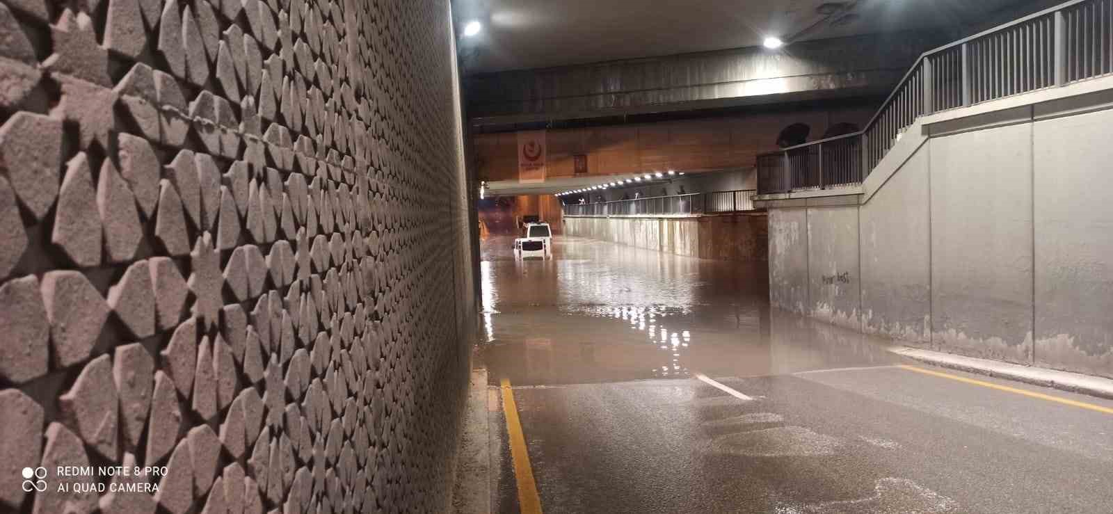 ANKARA’DA AKŞAM SAATLERİNDE BAŞLAYAN SAĞANAK NEDENİYLE TRAFİKTE ZAMAN ZAMAN DURMA