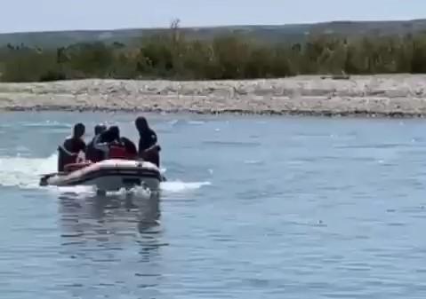 BATMAN'DA BARAJ KAPAKLARININ AÇILMASIYLA ANİDEN YÜKSELEN ÇAYDA MAHSUR KALAN 3
