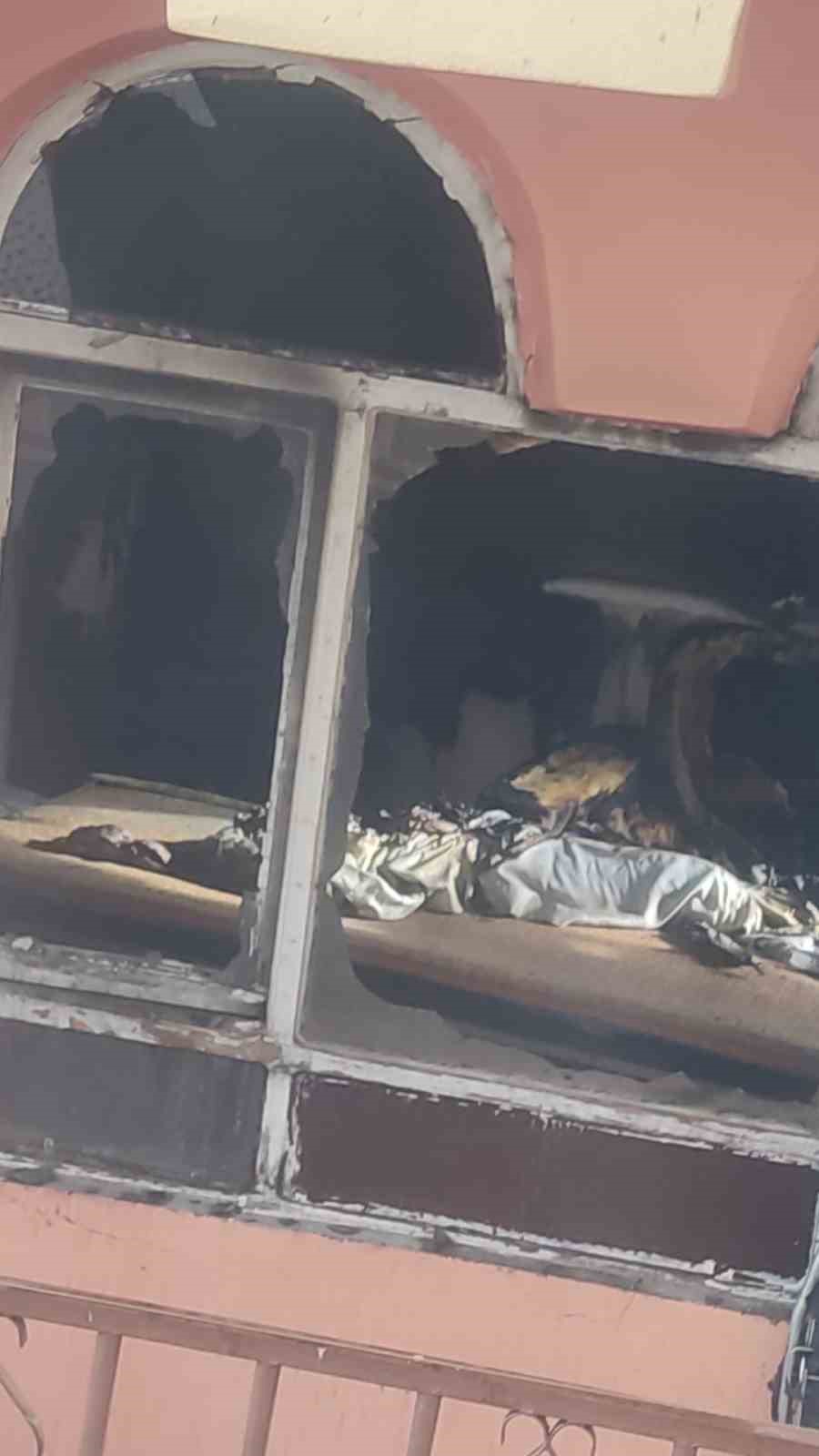 BATMAN'DA 3 KATLI BİR APARTMANIN 2'NCİ KATINDA ÇIKAN YANGIN İTFAİYE