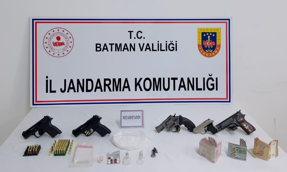 BİR ŞÜPHELİNİN ÜZERİNDEN 5 ADET RUHSATSIZ TABANCA, 92 ADET TABANCA