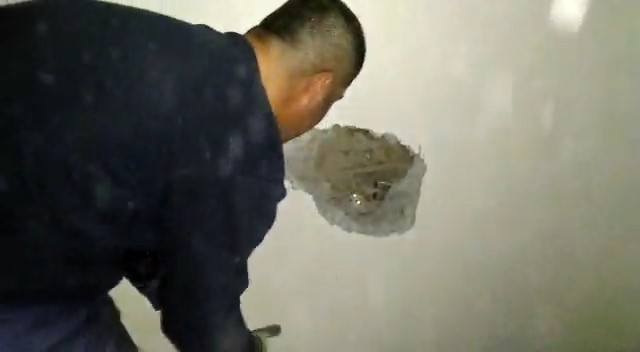 BATMAN’DA İKİ BİNANIN DUVARLARI ARASINA SIKIŞAN YAVRU KEDİ, İTFAİYE EKİPLERİNCE